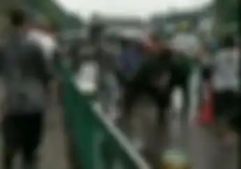 Brutal! Video Driver Ojol Dikeroyok di Manggarai, Kok Driver Lain Enggak Ada yang Nolong?