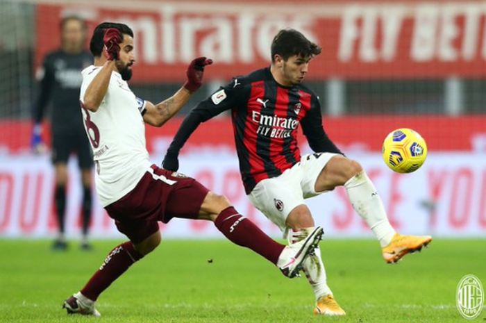 Pemain AC Milan, Brahim Diaz, berduel dengan gelandang Torino, Tomas Rincon, dalam laga babak 16 besar Coppa Italia 2020-2021.