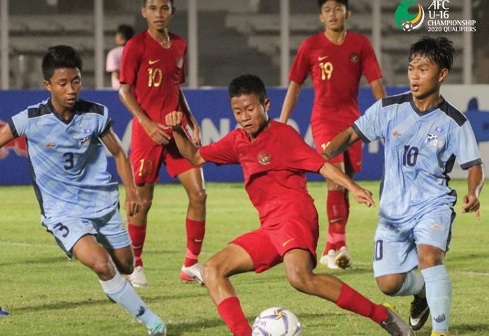 Pemain sayap timnas U-16 Indonesia, Ruy Arianto diapit dua pilar timnas U-16 Kepulauan Mariana Utara, Jeremiah Jerome Diaz (kiri) dan Oliver Fajardo pada laga Grup G Kualifikasi Piala Asia U-16 2020 di Stadion Madya Gelora Bung Karno, Senayan, Jakarta, 18 September 2019. 