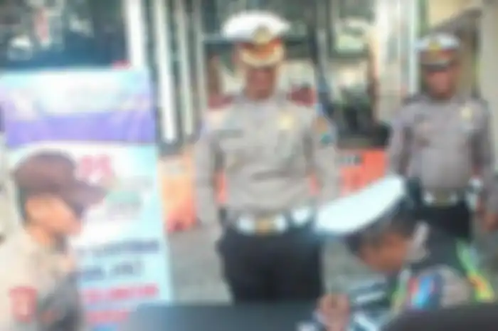 Anggota polisi ditilang karena masa berlaku SIM habis.