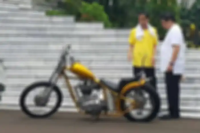Presiden Joko Widodo memperlihatkan motor modifikasi bergaya chopperland miliknya kepada Menteri Per