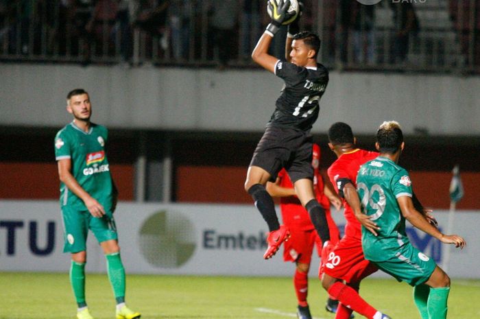 Kiper Semen Padang, Teja Paku Alam, menangkap bola mengamankan gawangnya pada laga kontra PSS Sleman pada pekan kedua Liga 1 2019 di Stadion Maguwoharjo, Sabtu (25/5/2019).