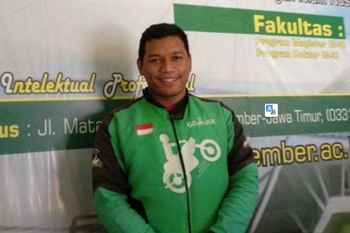 Driver ojol bernama Badrut Tamam berhasil lulus S2 dengan predikat Cumlaude