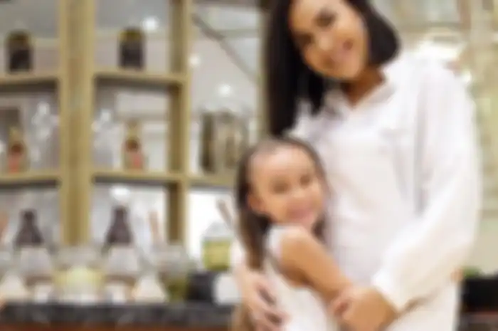 Alami Gangguan Kecemasan hingga Lukai Diri Sendiri, Melaney Ricardo Ceritakan Kondisi Putri Sulungnya