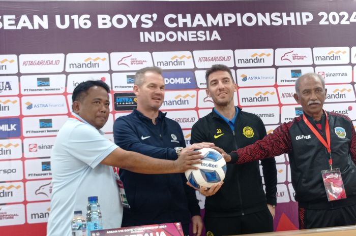 Brad Maloney (tengah), pelatih Timnas U-16 Australia bersama tiga pelatih tim lain dari Grup C ASEAN Cup U-16 2024, Minggu (22/6/2024)