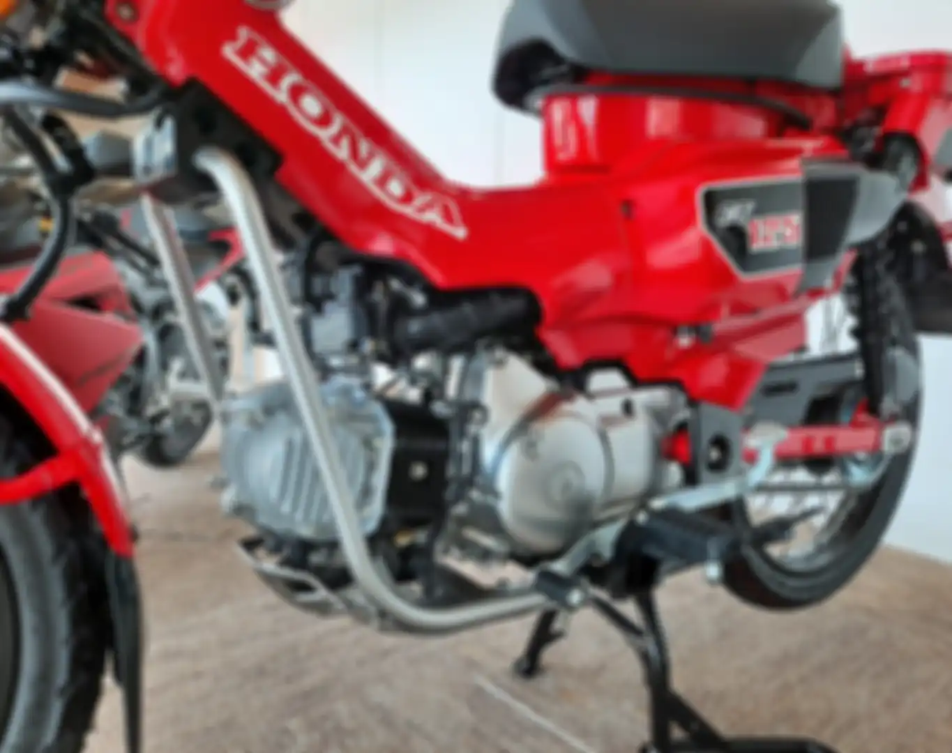Honda CT125 memakai mesin 125 cc PGM-FI berpendingin udara.