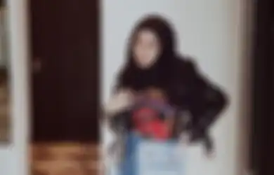 5 Ide Outfit ala Anak Cindy Fatikasari Buat Tampil Trendi Pakai Boots Hitam