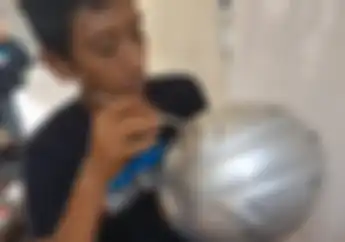 Enggak Perlu Air, Begini Cara Membersihkan Helm dengan Metode Waterless