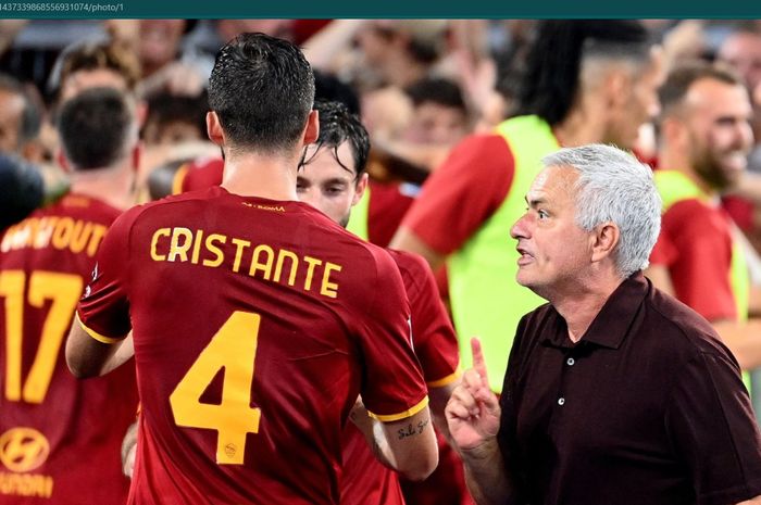 Jose Mourinho memberikan instruksi kepada dua pemain AS Roma, salah satunya Bryan Cristante.