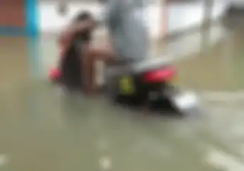Nekat Terobos Banjir, Begini 8 Tips Aman Biar Motor Gak Mogok