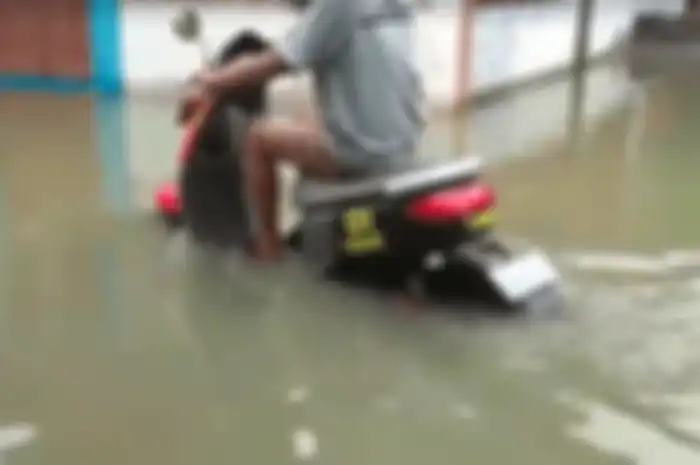 Ilustrasi motor terobos banjir
