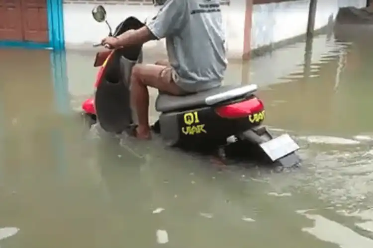 Nekat Terobos Banjir, Begini 8 Tips Aman Biar Motor Gak Mogok