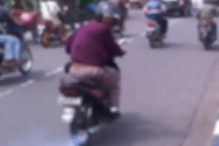 Jangan Asal Ngebul, Begini Cara Mengukur Oli Samping Motor 2-tak yang Benar