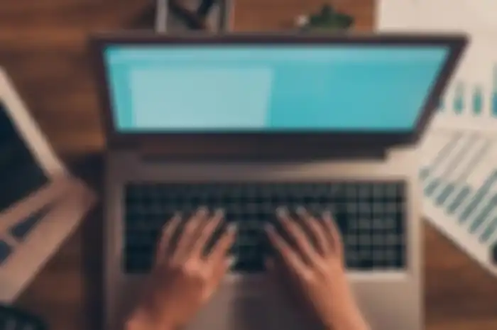 Ilustrai seseorang tengah membuat kop surat di Microsoft Word
