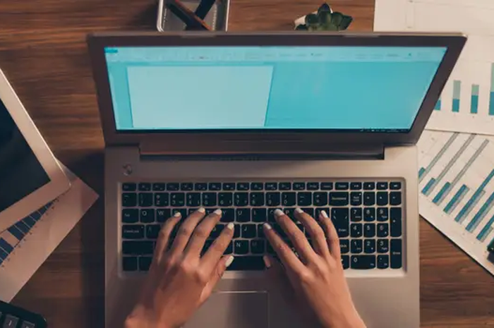 Ilustrai seseorang tengah membuat kop surat di Microsoft Word