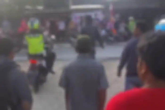 Seorang polisi diusir warga di Grobogan karena menggelar razia di perkampungan.
