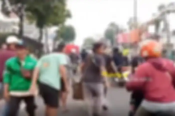 Insiden kecelakaan melibatkan Honda Kharisma yang membawa minuman keras menabrak truk parkir di Kemang Jakarta Selatan.