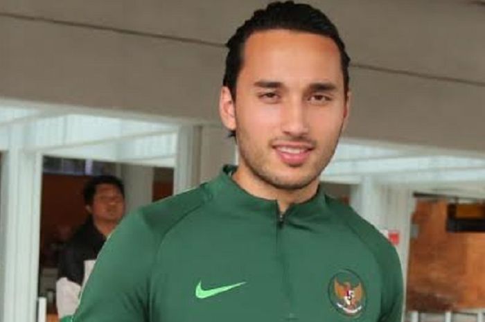 Pemain Timnas U-23 Indonesia Ezra Walian tiba di Bandara Internasional I Gusti Ngurah Rai, Badung, Bali, Jumat (15/3). Timnas U-23 Indonesia akan melakoni laga uji coba kontra Bali United, Minggu (17/3//2019).