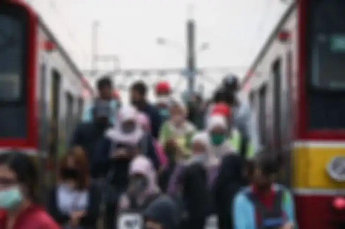 Menggunakan angkutan umum Commuterline (Ilustrasi)