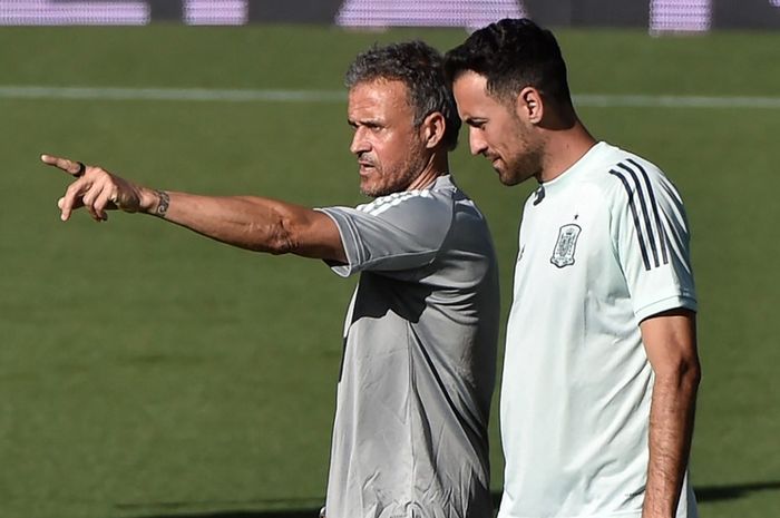 Pelatih timnas Spanyol, Luis Enrique, berbicara dengan Sergio Busquets saat sesi latihan di Seville (1/6/2022). Kapten Barcelona itu akan menjabat tugas yang sama di Piala Dunia 2022.