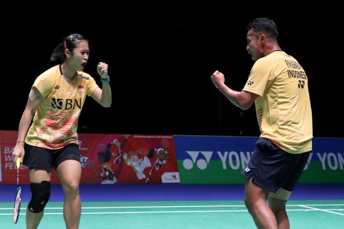 Ganda campuran Indonesia, Rehan Naufal Kusharjanto/Lisa Ayu Kusumawati,  beraksi di babak kedua All England Open 2023, pada laga yang berlangsung di Utilita Arena Birmingham, Inggris, Kamis (16/3/2023).