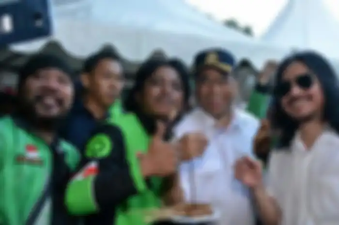 Momen Menhub, Budi Karya Sumadi saat bersama dengan para driver ojol.