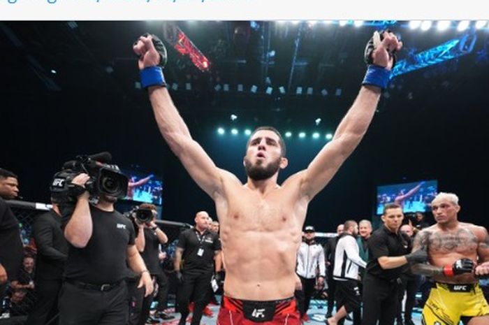 Jagoan kelas ringan, Islam Makhachev saat dinyatakan menang di UFC 280.