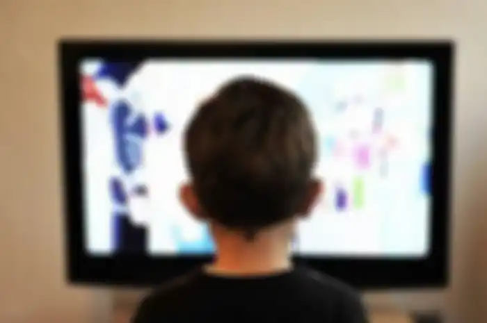 ilustrasi anak nonton tv
