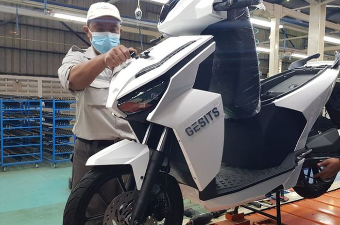 Ilustrasi proses perakitan motor listrik Gesits.