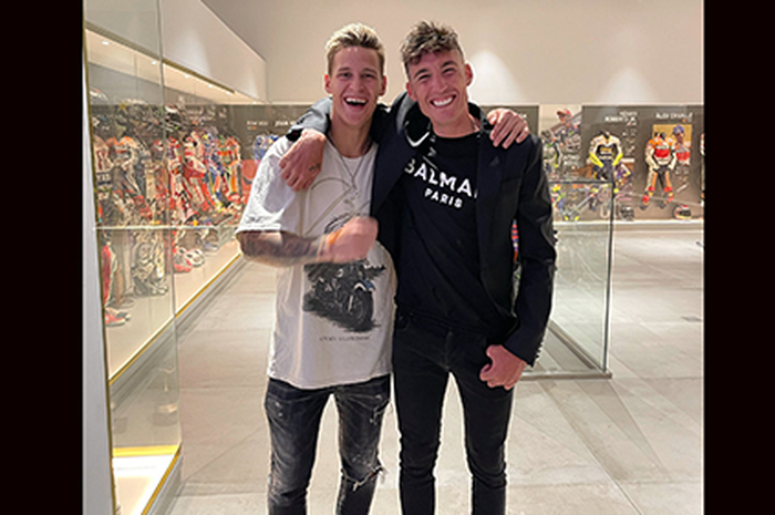 Aleix Espargaro (kanan) bersama Fabio Quartararo (kiri), 2 dari 8 pembalap MotoGP 2023 pilih tinggal di Andorra, terungkap faktanya