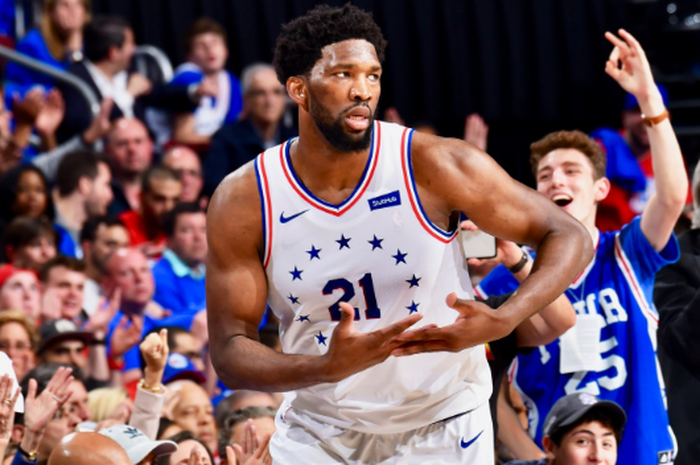 Joel Embiid (Philadelphia 76ers) saat berlaga melawan Toronto Raptors pada lanjutan semifinal ketiga playoff NBA 2019 Wilayah Timur, di Wells Fargo Center, Philadelphia, Kamis (2/5/2019).