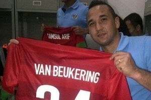 Masih Ingat Jhon van Beukering? Eks Pemain Naturalisasi Timnas Indonesia Kini Jadi Pelatih di Pulau Eksotis