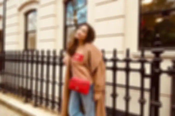 Nagita Slavina dengan fashion item branded