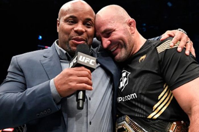 Petarung seni bela diri campuran (mixed martial arts/MMA), Glover Teixeira (kanan), sukses mengalahkan Jan Blachowicz dan menjadi juara pada acara utama UFC 267 di Abu Dhabi, Minggu (31/10/2021).