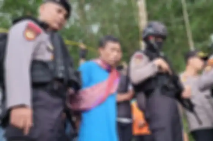 Tersangka Tohari (45) alias Mbah Slamet di lokasi penemuan mayat di Desa Balun, Kecamatan Wanayasa, Banjarnegara, Jawa Tengah, Selasa (4/4/2023) sore. 