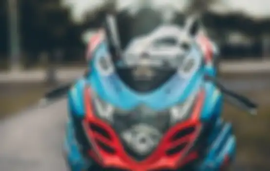 Modifikasi Suzuki GSX-R1000 dengan tampilan biru muda.