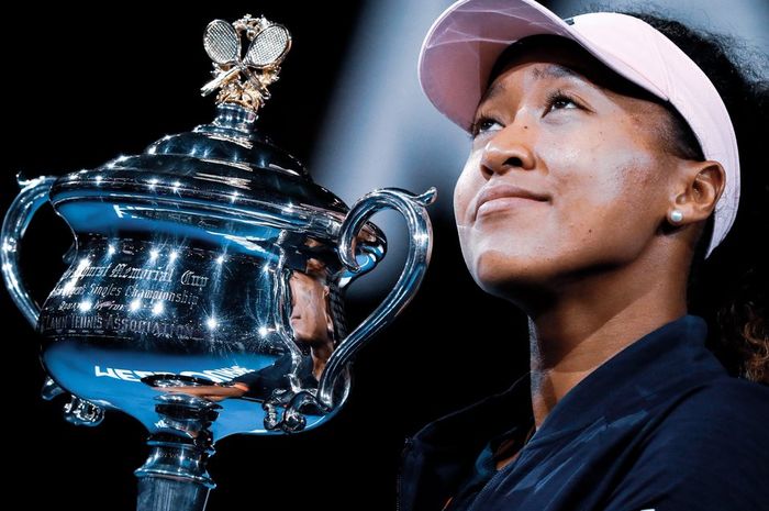 Naomi Osaka saat berpose dengan trofi juara Australian Open 2019 yang diraihnya pada Sabtu (26/1/2019).