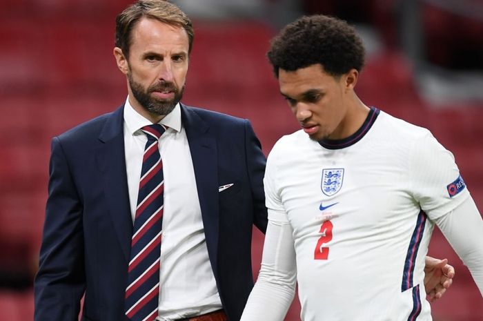 Pelatih timnas Inggris, Gareth Southgate, dan pemain belakang Liverpool, Trent Alexander-Arnold.