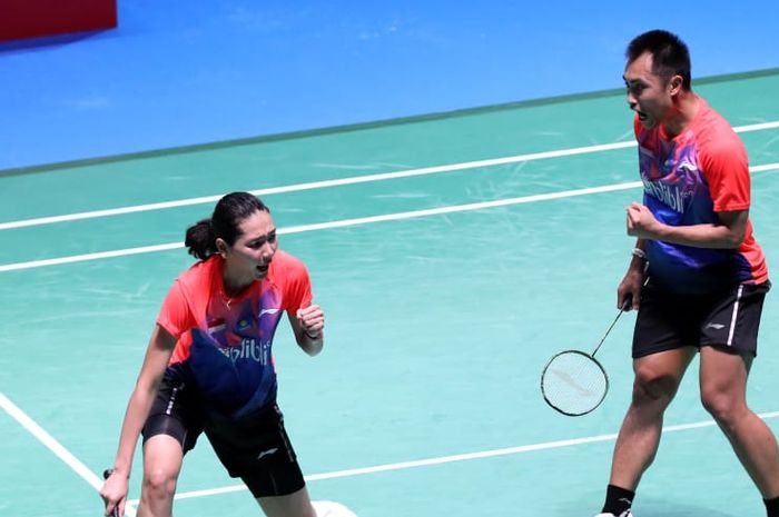 Pasangan ganda camouran Indonesia, Hafiz Faizal/Gloria Emanuelle Widjaja, bereaksi setelah memastikan diri ke semifinal Japan Open 2019 di Musashino Forest Sport Plaza, Jumat (26/7/2019).