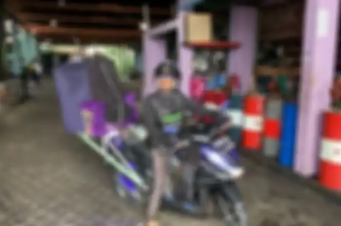 Budiono(40) adalah pemilik motor matik sekaligus pemudik yang memodifikasi motornya dengan rak untuk menaruh barang di belakang.
