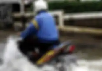 Jalan Kebanjiran Malah Jadi Berkah! Biker Satu Ini Asyik Pamer Skill Diatas Motor, Simak Videonya
