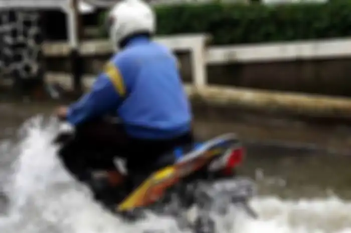 Ilustrasi pengendara motor libas banjir.
