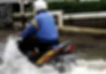 Waspada! Video Ini Ungkap Berbahayanya Bikers Terjang Banjir