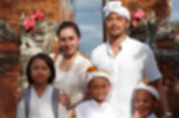 Oka Antara dan Rara Wiritanaya bersama ketiga anaknya