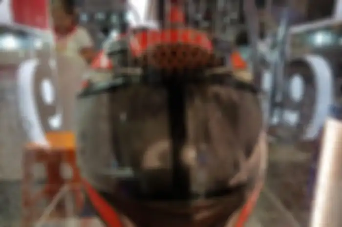 Visor helm jadi anti embun