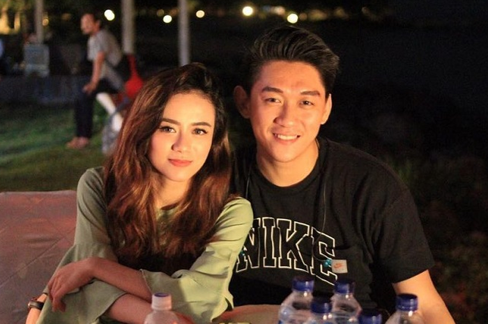 Unggah Foto Manis Bersama Dylan Sahara, Ifan Seventeen Ungkap Laut Memberi Lebih Banyak Cinta Ketimbang Rasa Sakit