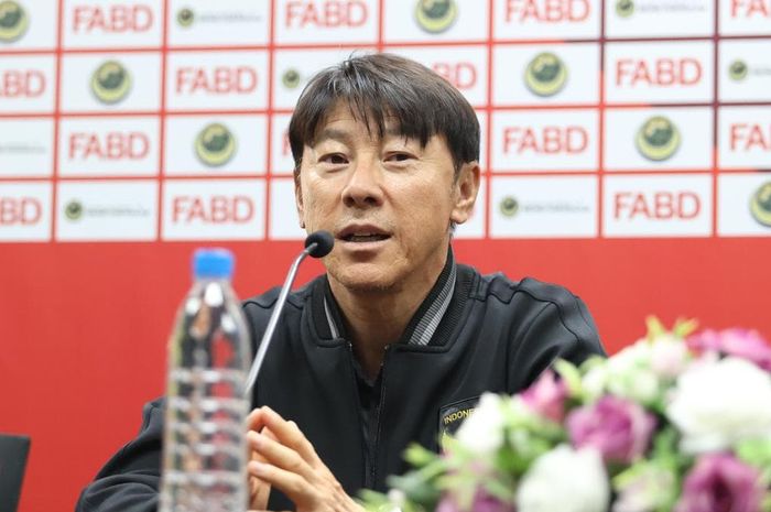 Pelatih timnas Indonesia, Shin Tae-yong, saat memberikan keterangan kepada media jelang duel leg kedua melawan Brunei Darussalam, Senin (16/10/2023).