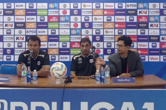 Pelatih dan pemain RANS Nusantara FC, Eduardo Almeida dan Arif Satria, memberikan keterangan saat jumpa pers selepas laga kontra PSM Makassar pada Senin (30/10/2023).