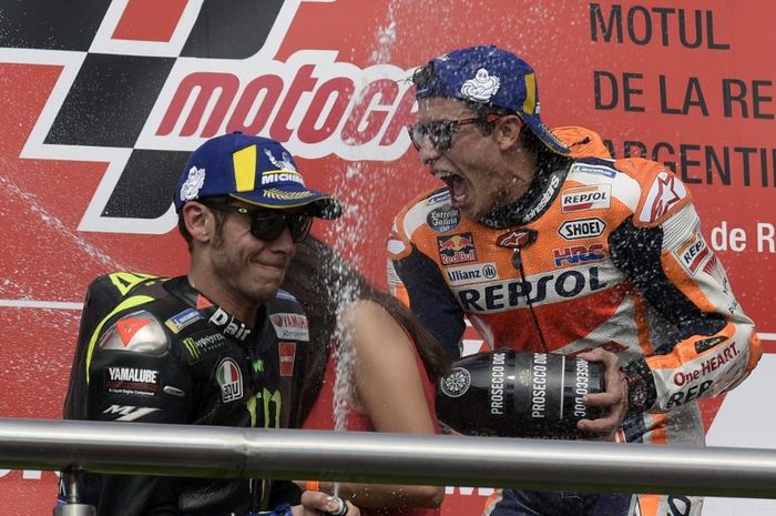 Pemenang balapan, Marc Marquez (Repsol Honda/kiri), dan runner-up, Valentino Rossi (Monster Energy Yamaha),  merayakan hasil mereka di podium setelah MotoGP Argentina di Sirkuit Termas de Rio Hondo, Argentina, 31 Maret 2019.