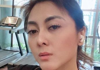 Pajang Foto Ini Bareng Ketiga Buah Hatinya, Dhena Devanka Curhat sampai Bahas&nbsp;Soal Penyesalan dan Hikmah, Ada Apa Gerangan?